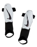 Fotbalové chrániče Nike Charge (bílá)